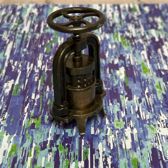 Vintage Die-Cast Pencil Sharpener SQUEEZER WINE GRAPE PRESS with Box #204 - Picture 2 of 7